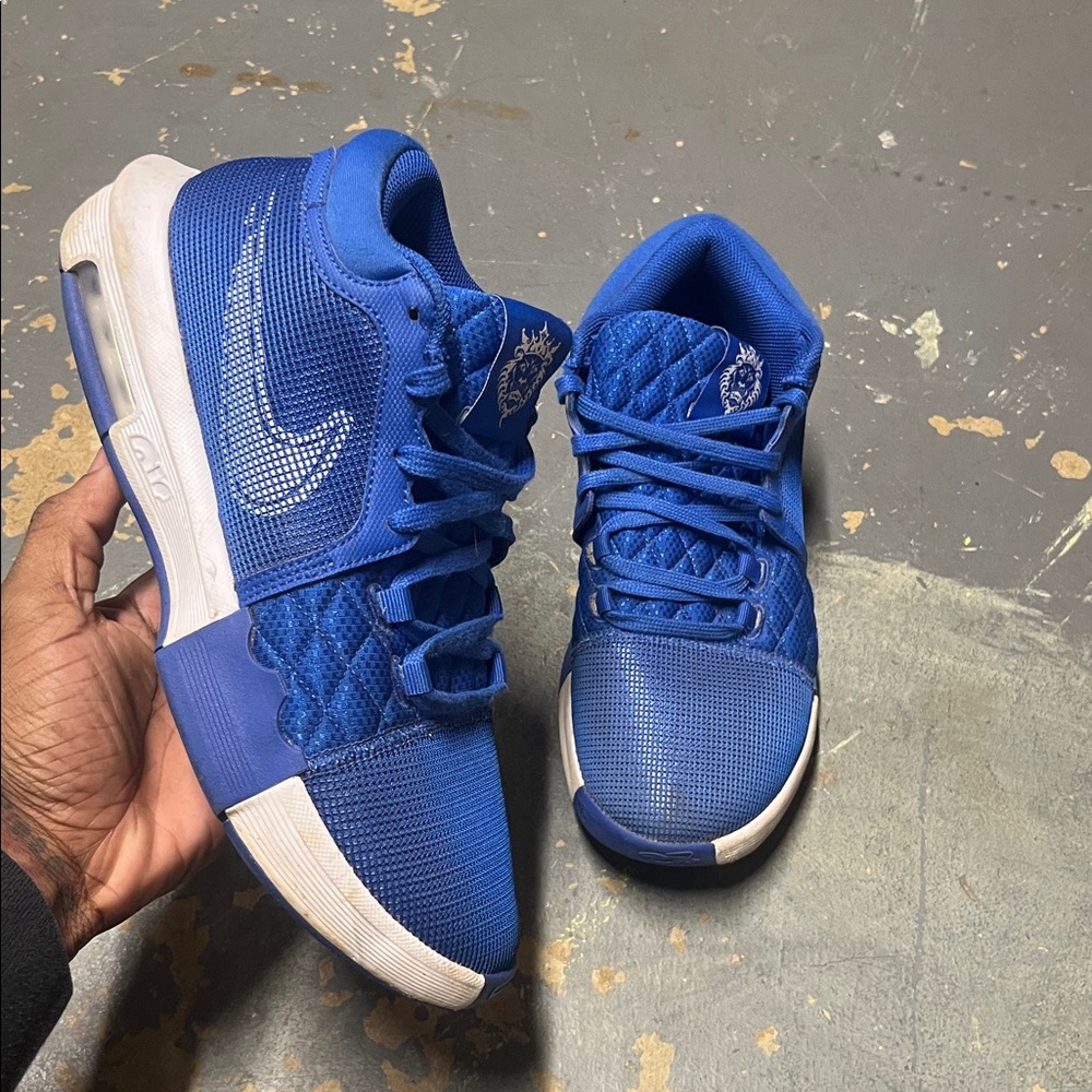 Basketball shoes